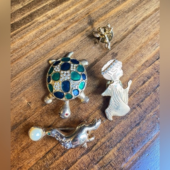 Vintage Brooches Gold Tone Turtle Angels Seal Pearl Gemstone Crystals Lot - Picture 4 of 4